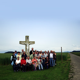 Wandergruppe am weißen Kreuz
